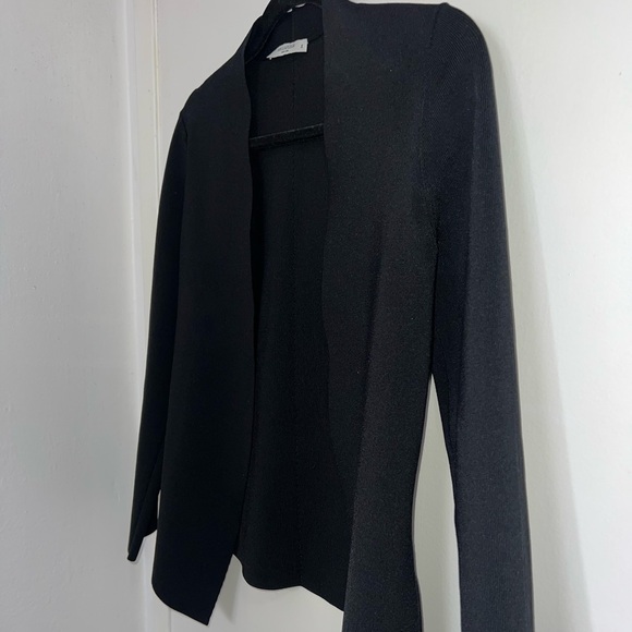 Sophisticated Black Blazer with Tailored Fit and Luxurious Fabric - Picture 6 of 9